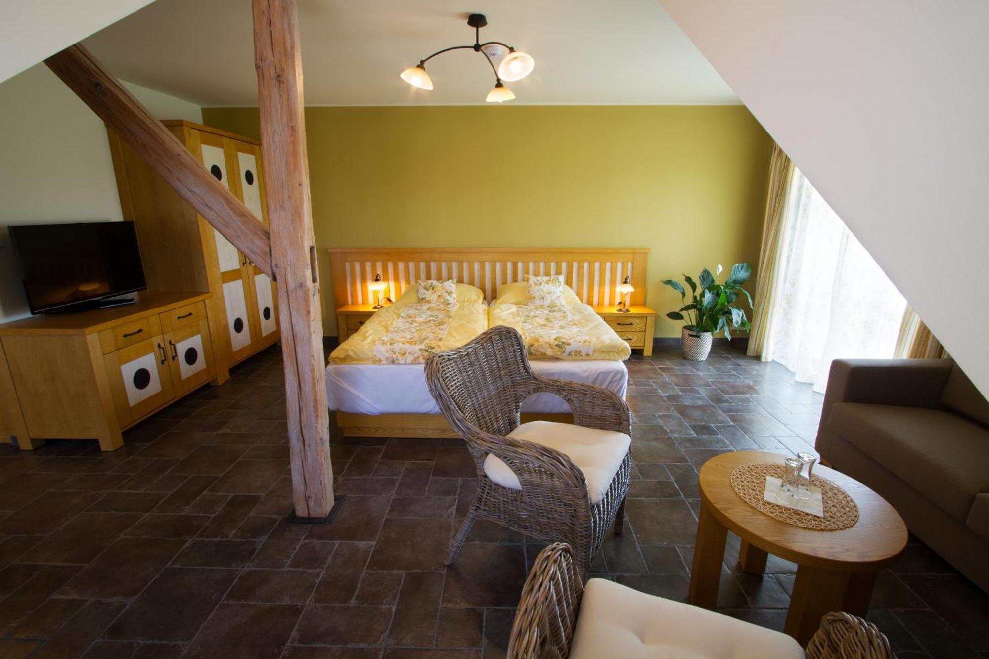 Hotel A Restaurace Palfrig Stara Ves nad Ondrejnici Номер фото